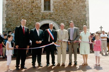 Élus et administrés réunis sur le parvis de l'église pour l'inauguration des aménagements du bourg. photo j. d.